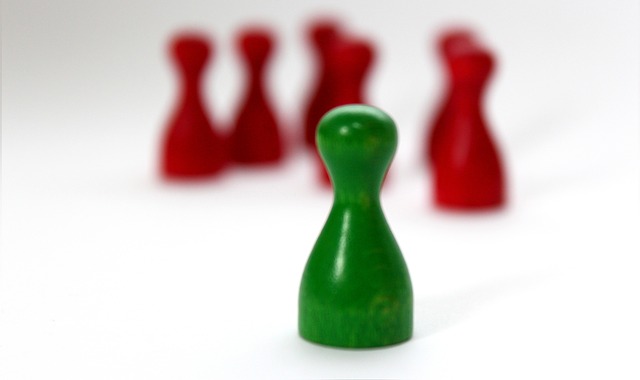 ein Spielstein im Vordergrund, mehrere im Hintergrund