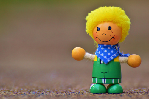 Spielfigur mit Gesicht und Kleidung