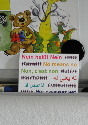 Bild der Postkarte "Nein heißt Nein" aus den Praxisräumen von Bettina Zydatiß
